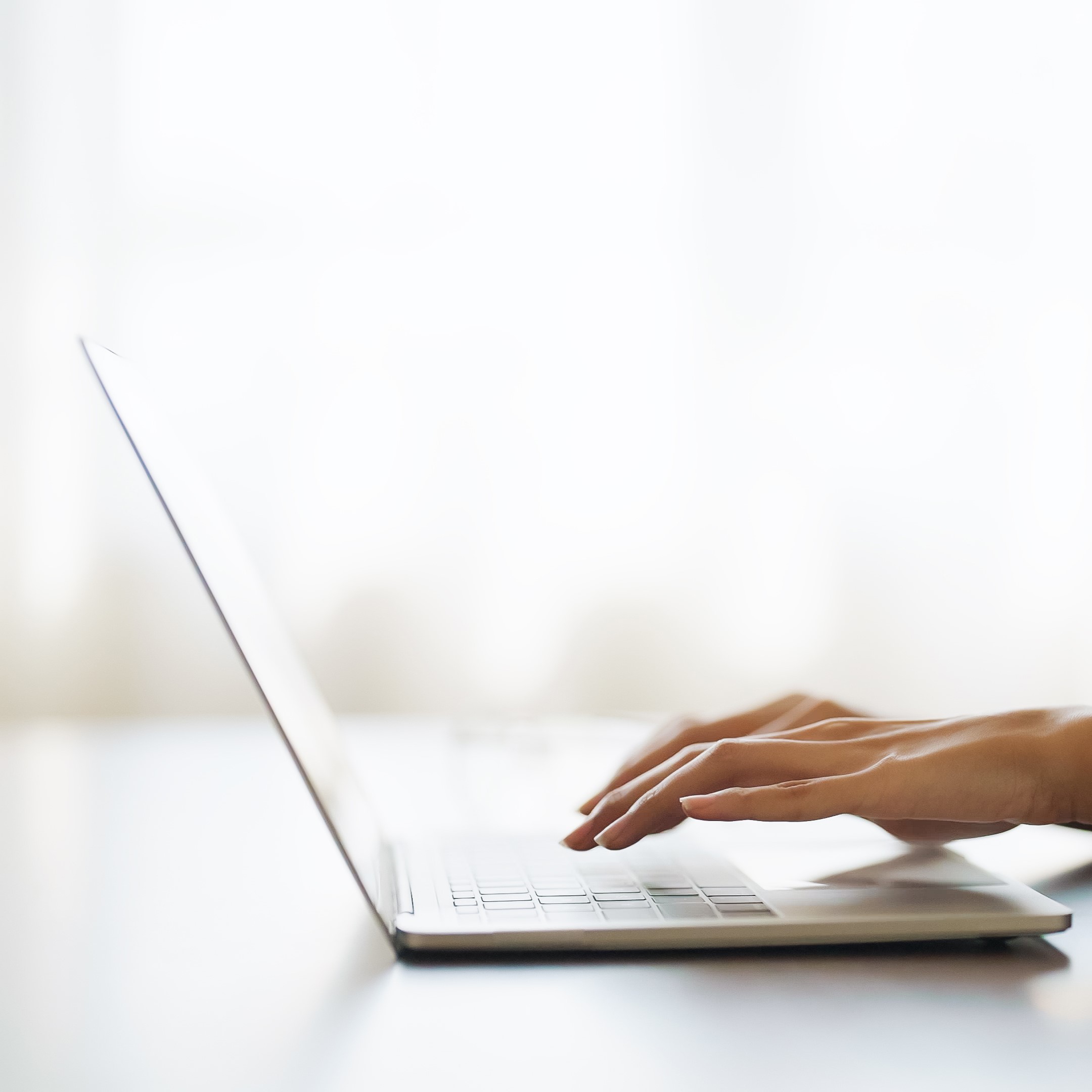 A woman searching on her laptop for "Free Parenting Classes in Freeport, Florida"